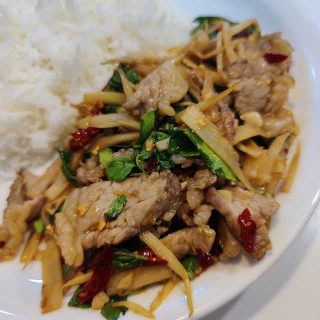 ข้าวกะเพราเนื้อหน่อไม้ดอง
