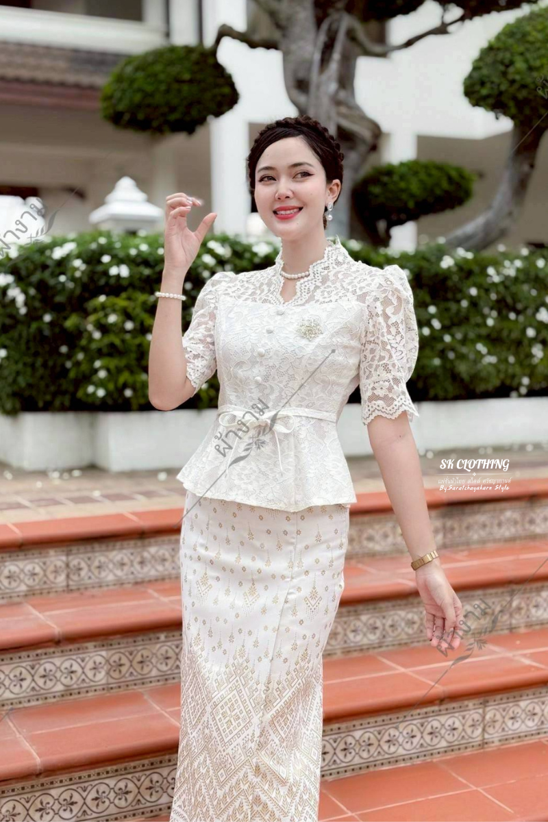 เสื้อลูกไม้ แขนสั้น คอวี กระดุมหน้า ชายย้วย ผูกโบว์เอว น่ารักๆ งานเข้ารูปทรงพรางหุ่น ใส่ได้ทุกโอกาส