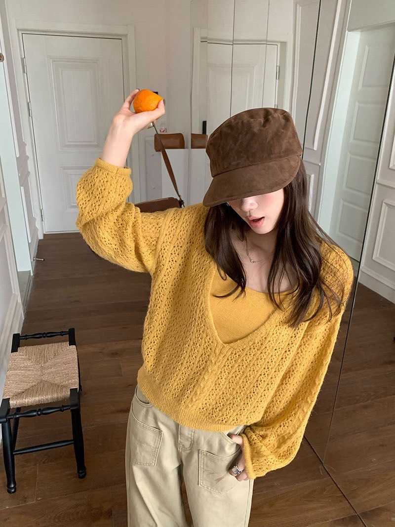 เสื้อแขนยาวคอวีผ้าทอลาย+เสื้อสายเดี่ยว