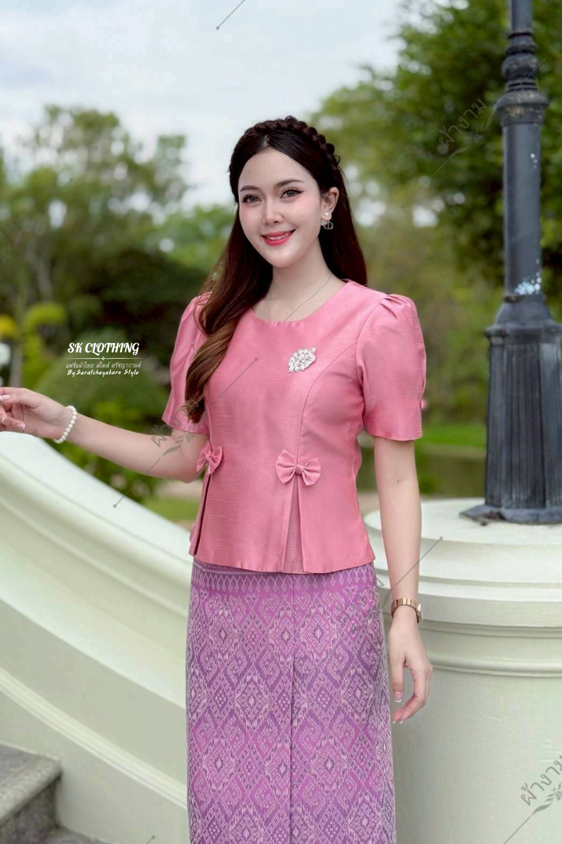 เสื้อผ้าไหมสี่เส้น คอกลม  แขนสั้น ยกจีบไหล่ ชายระบายหน้าอัดจีบแต่งโบว์ 2 ข้าง สวมใส่ได้ทุกโอกาส