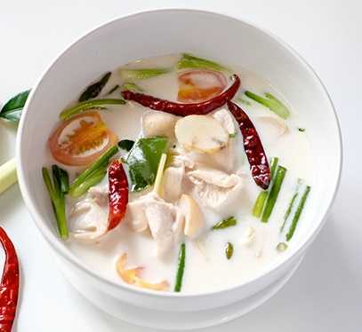 ต้มข่าไก่ Chicken with coconut milk soup and mushroom