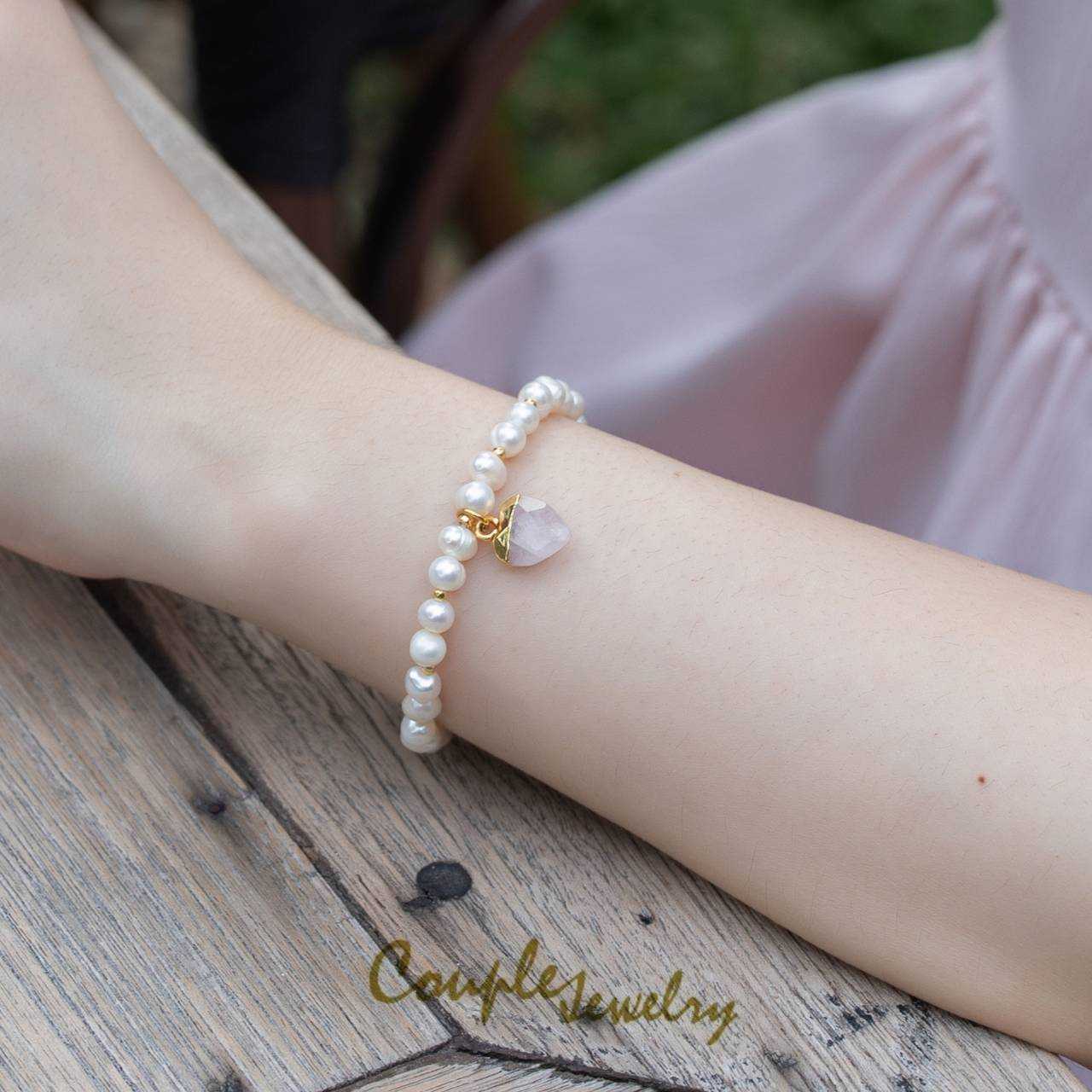 Couple jewelry สร้อยข้อมือ มุกแท้ ขนาด 4 มิลลิเมตร จี้หัวใจ หิน โรส ควอสต์