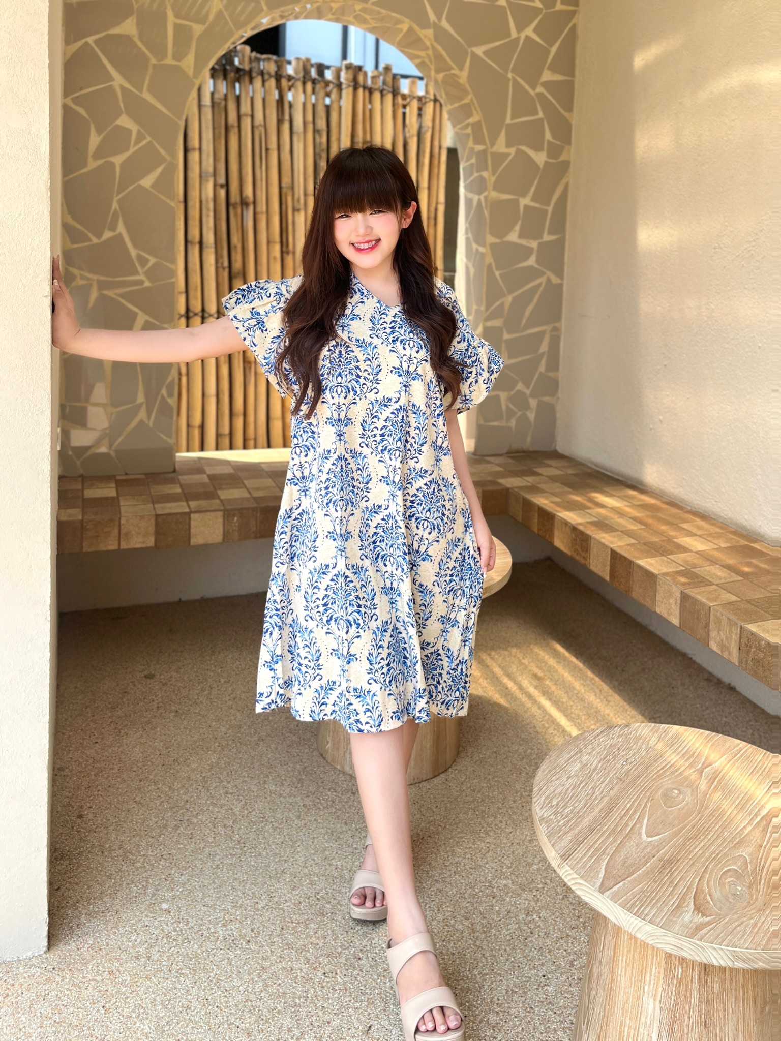 Maxi Dress / สีพื้นขาว-ลายกราฟฟิคดอกไม้สีน้ำเงิน แขนพอง กระดุมหลัง มีกระเป๋า 2 ข้าง
