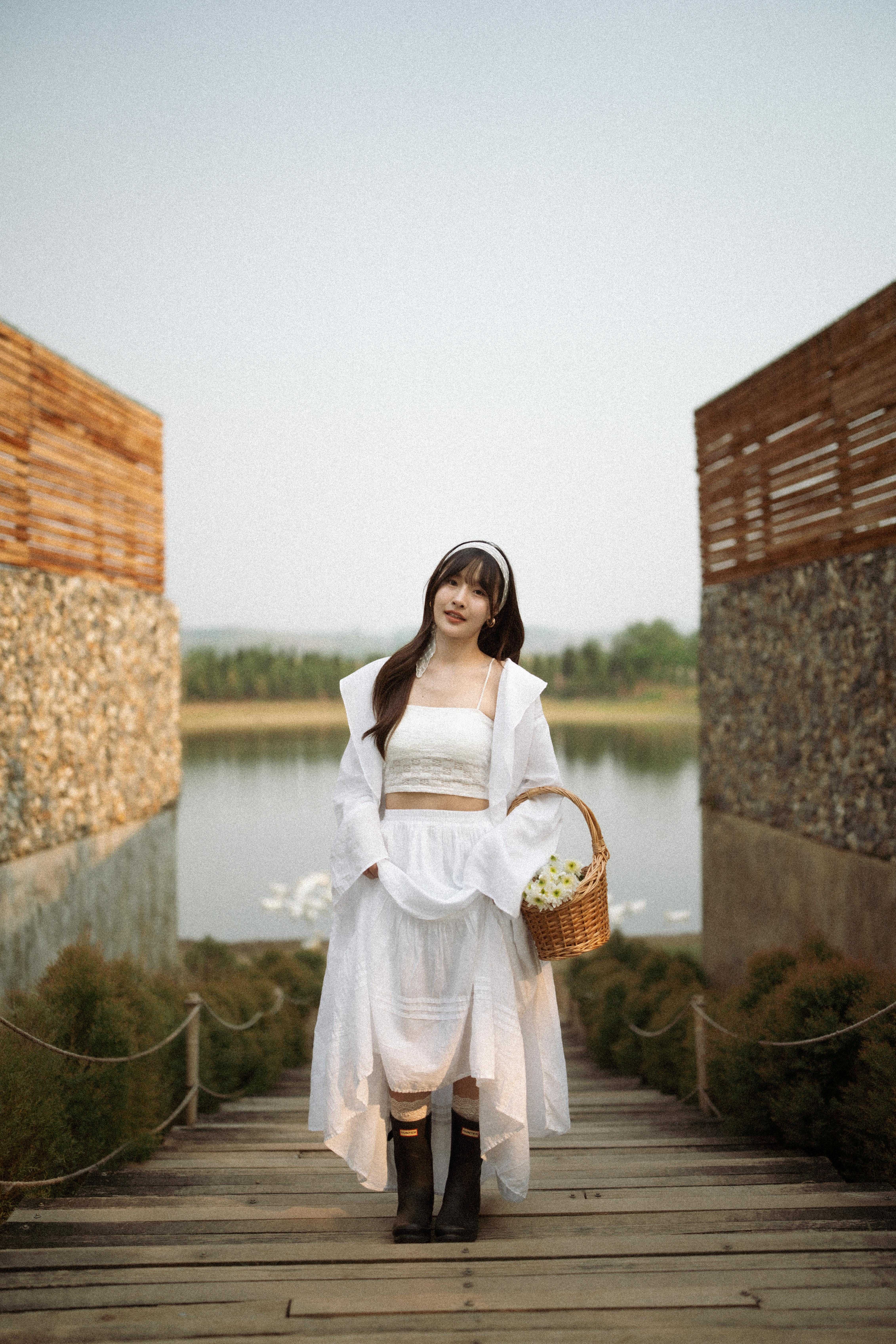 Tiwa ทิวา เสื้อคลุมยาวคอระบาย
