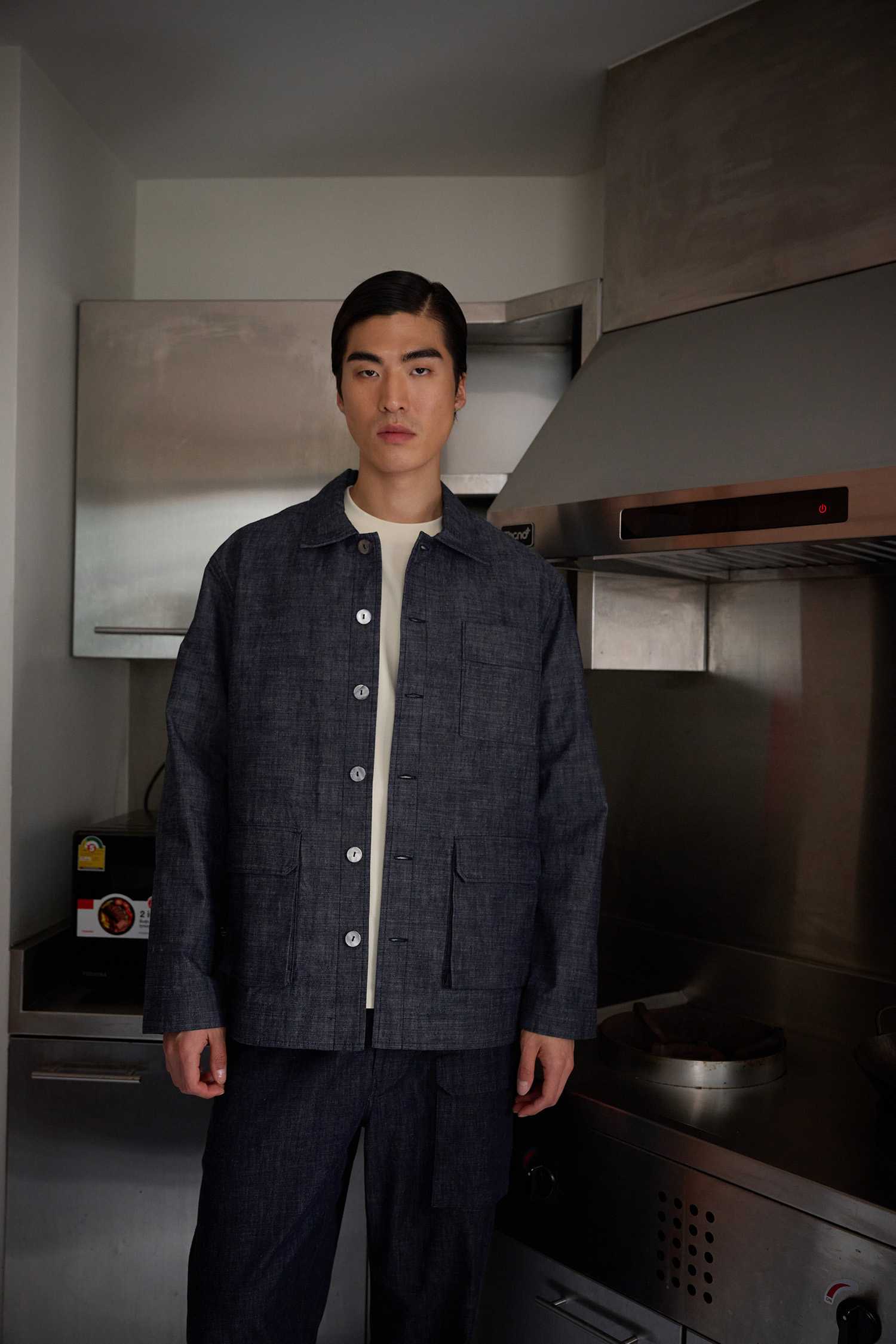 เสื้อเชิ้ตผ้าคอตตอนยีนส์ผู้ชายแขนยาว  Men’s Long-Sleeve Cotton Denim Shirt