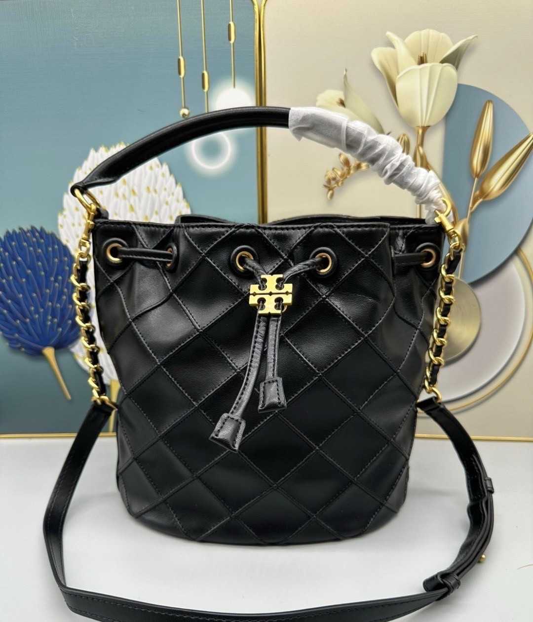 กระเป๋าสะพายทรงขนมจีบ หนังแท้ Tory Burch Fleming Soft leather bucket bag  Size 21cm