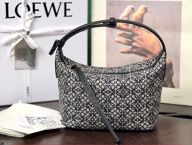 กระเป๋า Loewe