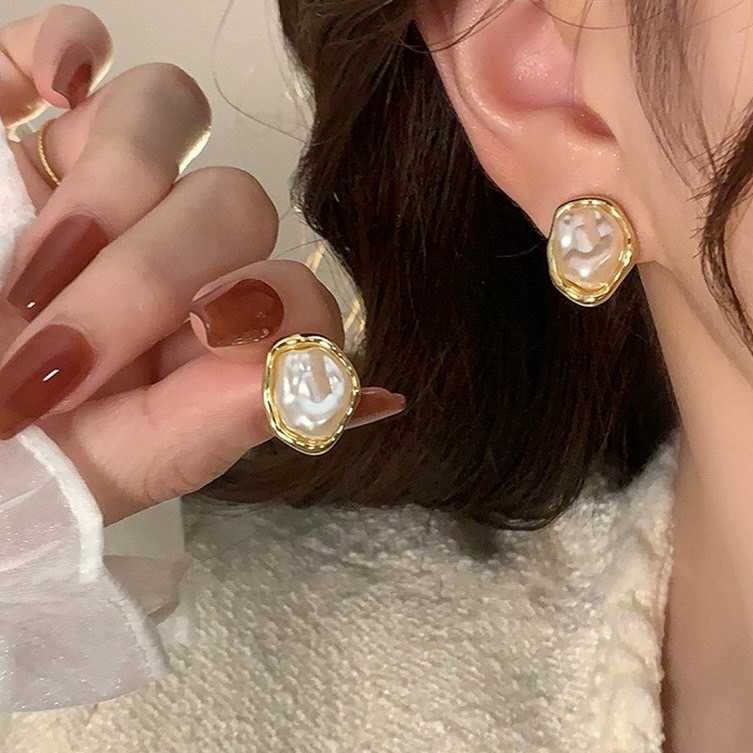 [พร้อมส่ง] 💛ต่างหูสีทอง ประดับมุกแก้ว ดีไซน์สุด Luxury | QE050