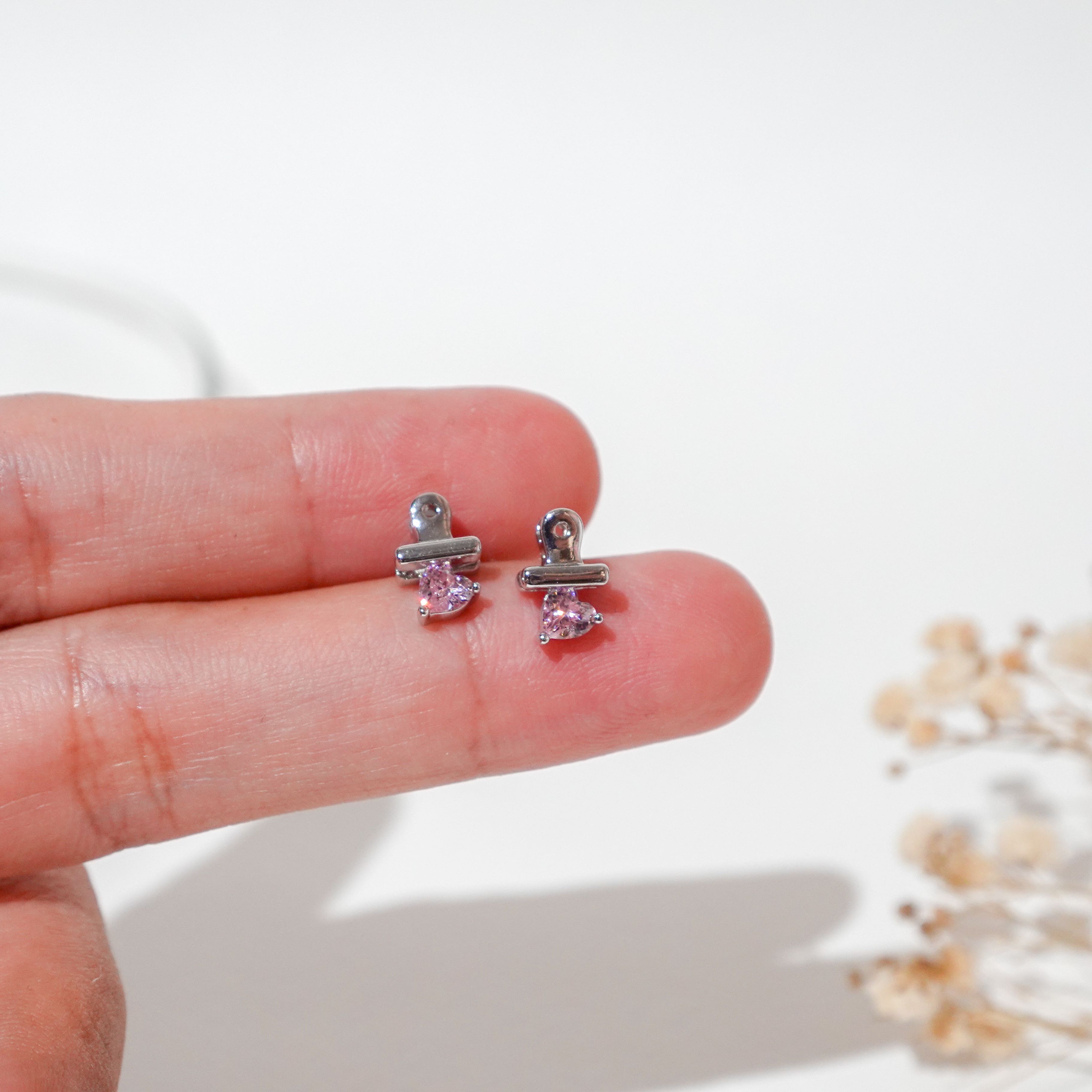 Sody205 จิวแป้นแบน(ขายเป็นคู่) ขนาดก้านเล็ก0.8มิล จิวเงินแท้ s925 คลิปหนีบหัวใจสีชมพู