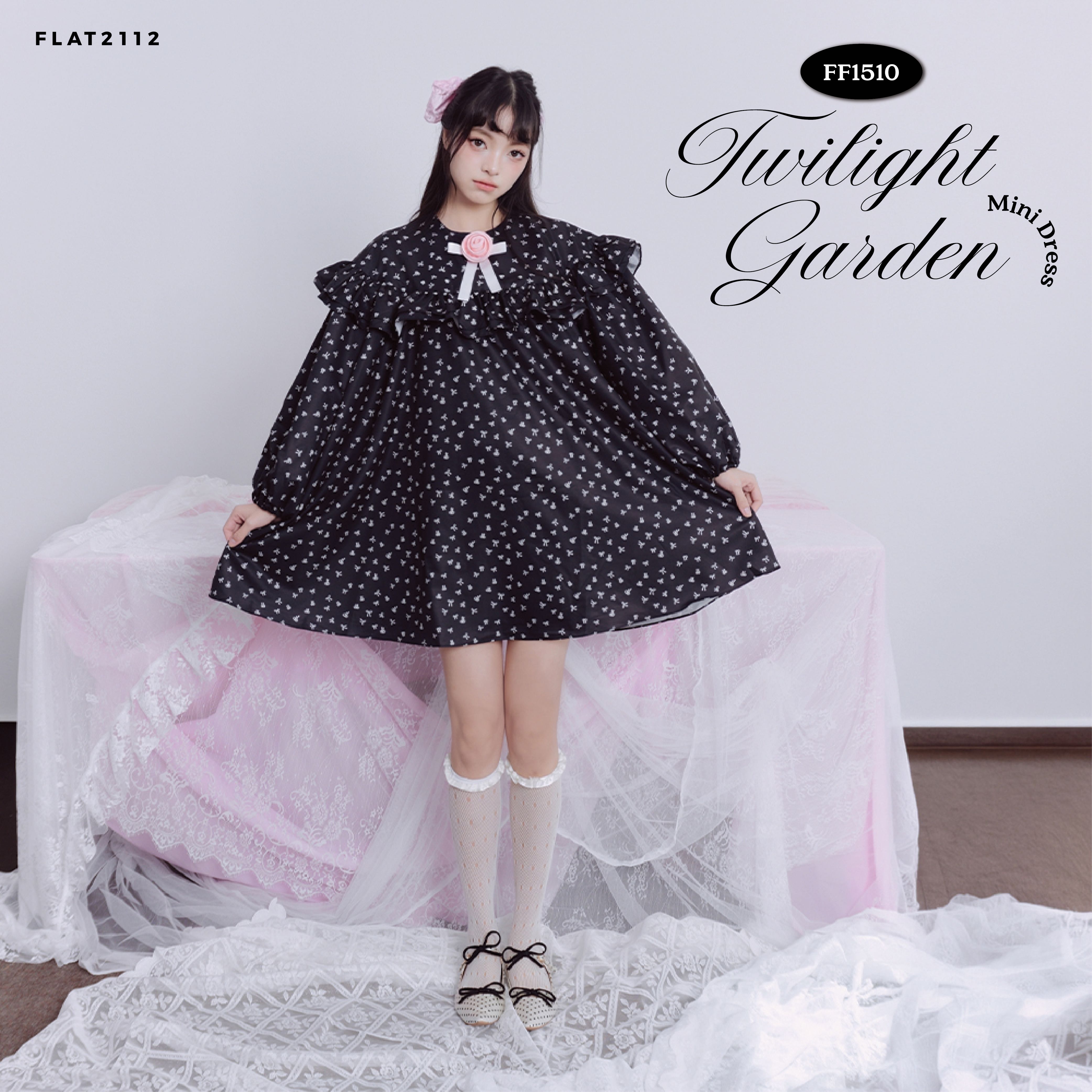 FLAT2112 : TWILIGHT GARDEN MINI DRESS  เดรสสั้นลายดอกสีดำคอระบาย เดรสพรางหุ่นสไตล์เกาหลี (FF1510)