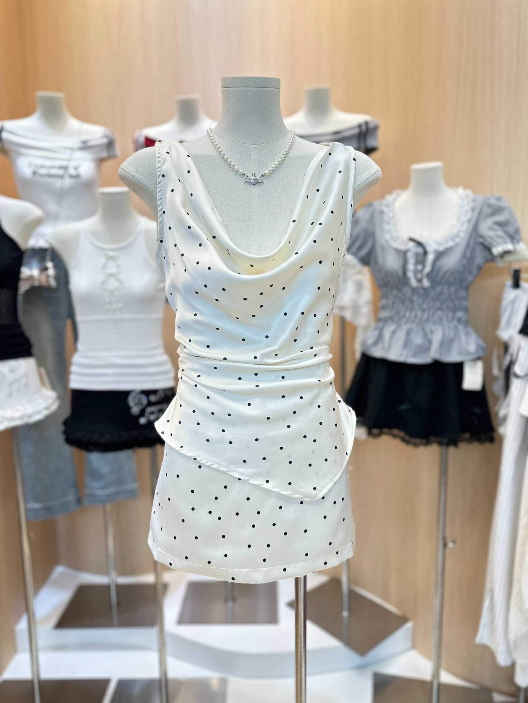 SET2ชิ้น เสื้อ+กระโปรง ผ้าซาตินลายจุดขาวดำ (Polka Dot)