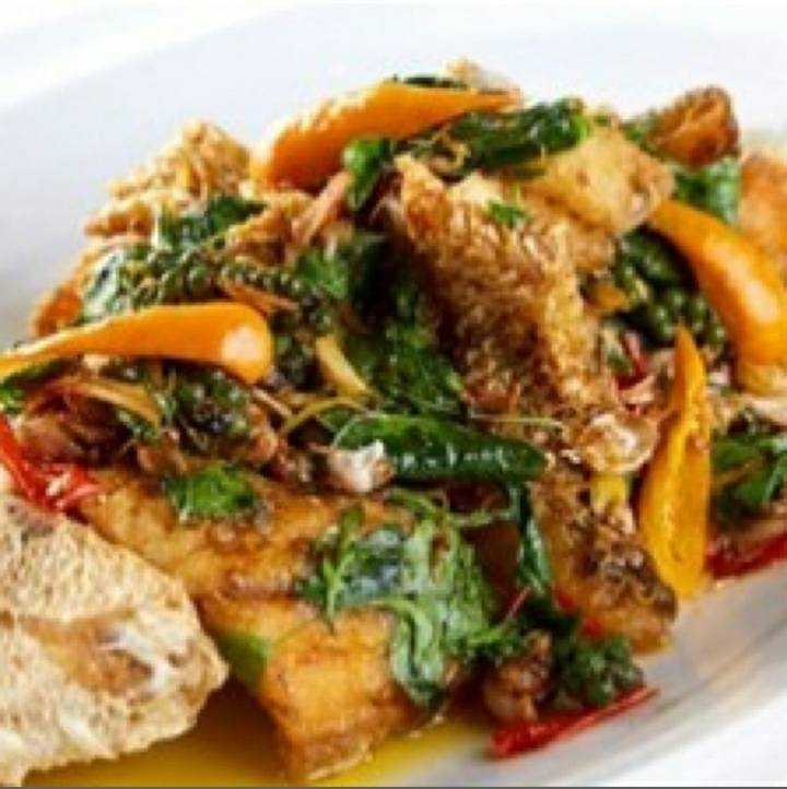 ปลากะพงผัดขี้เมากะเพรากรอบ  SeaBass deep fried, sautéed in Sweet Red Curry Paste