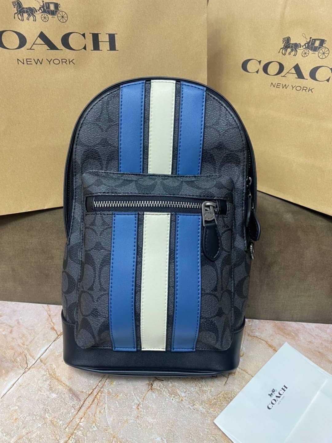 กระเป๋าเป้สะพายหลังทรงเท่ สำหรับวันสบาย ๆCoach 2853 – West Pack In Signature Can หรือแม้แต่ลุคทำงาน 