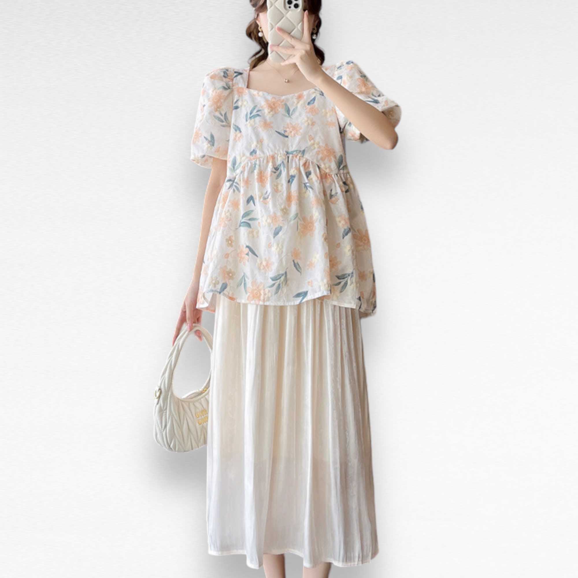 แบบเซ็ต 2 ชิ้น - เสื้อโทนสีขาวครีมงานผ้าปักลายดอกไม้สวยมาก  เข้าเซ็ตกับงานกระโปรงสีครีมผ้าซิลค์