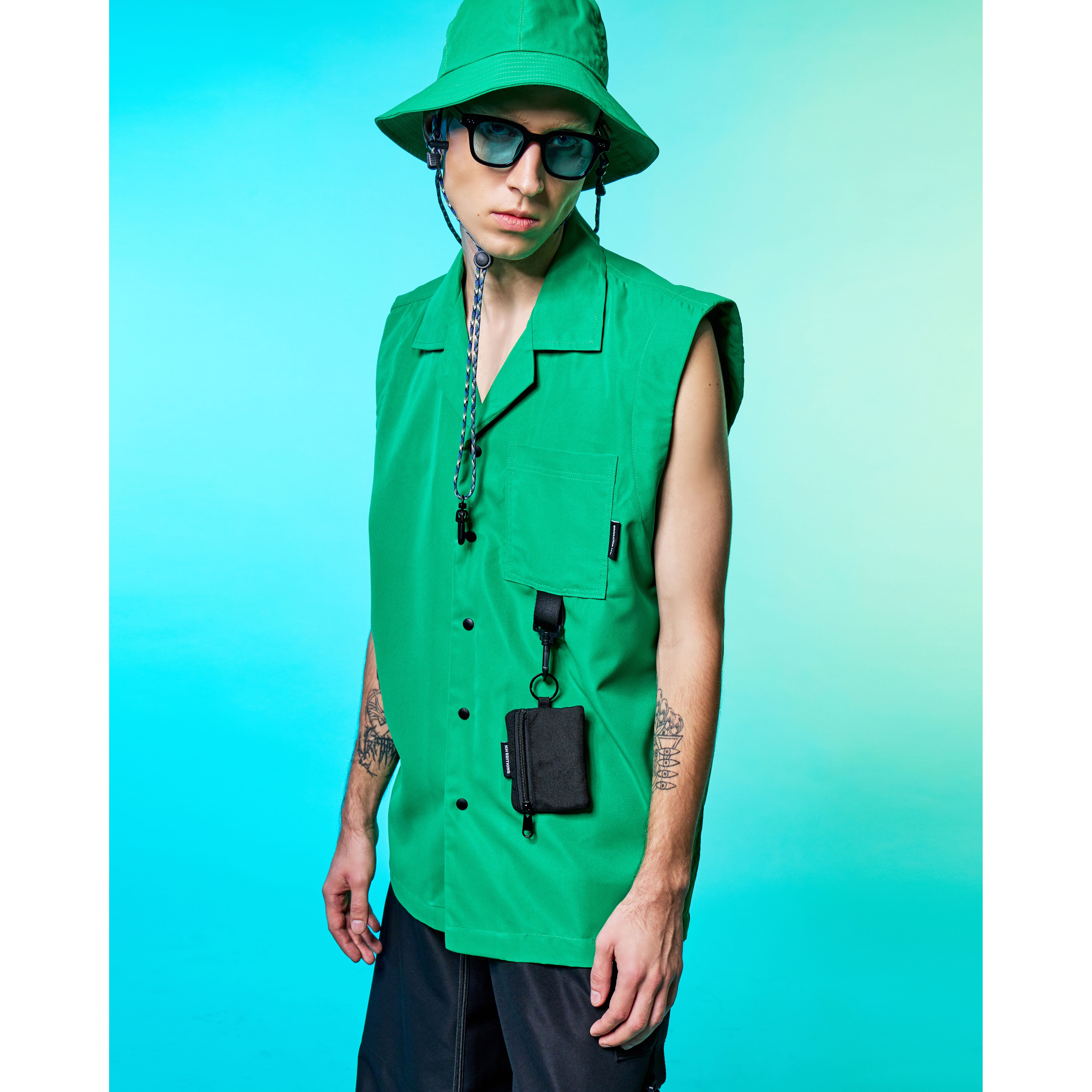 ALIEN BACK PRINT SLEEVELESS SHIRT | เสื้อเชิ้ตแขนกุด พิมพ์ลายกราฟิกด้านหลัง