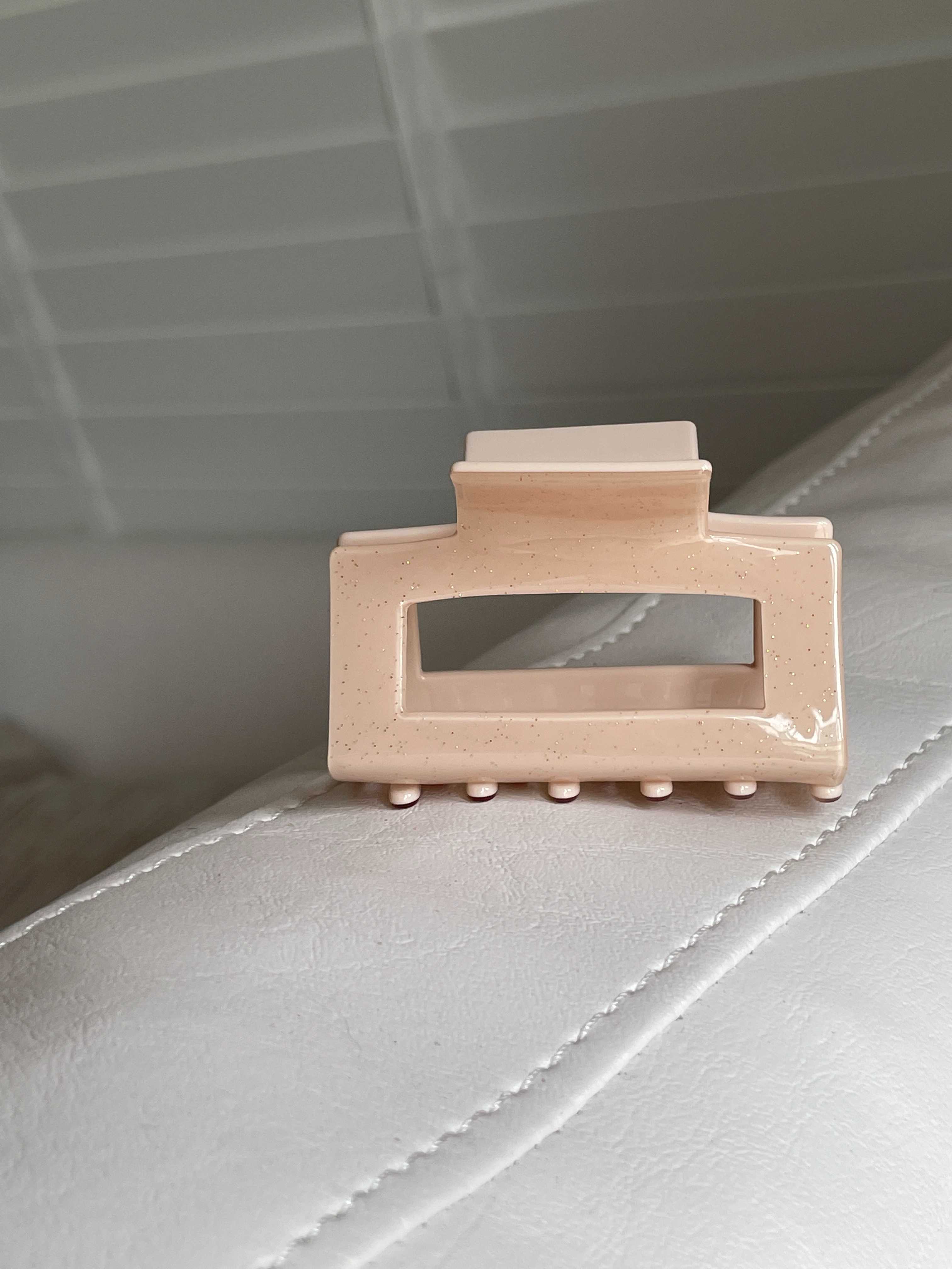 Mini Yelli hair claw clip in Pink Sugar