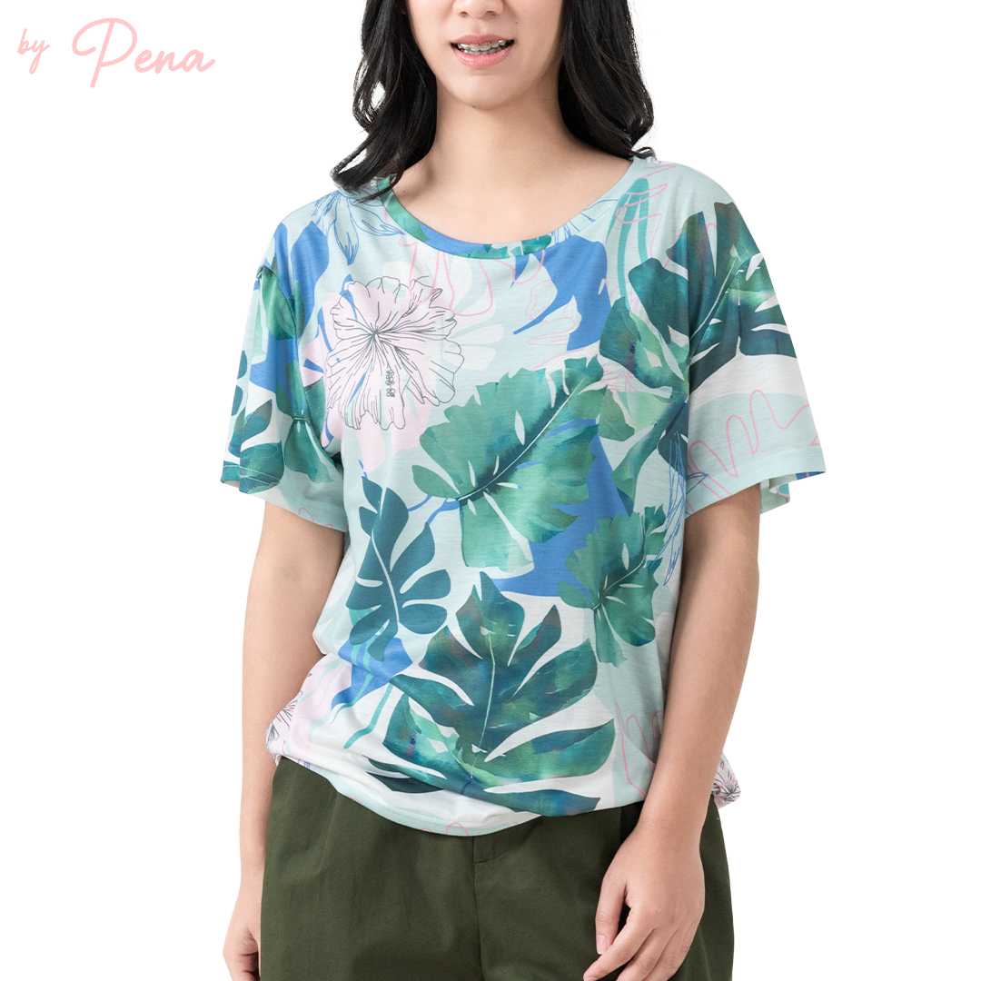 By Pena เสื้อยืดผู้หญิงคอกลม ผ้าพิมพ์ลาย  รุ่น BPTS012501