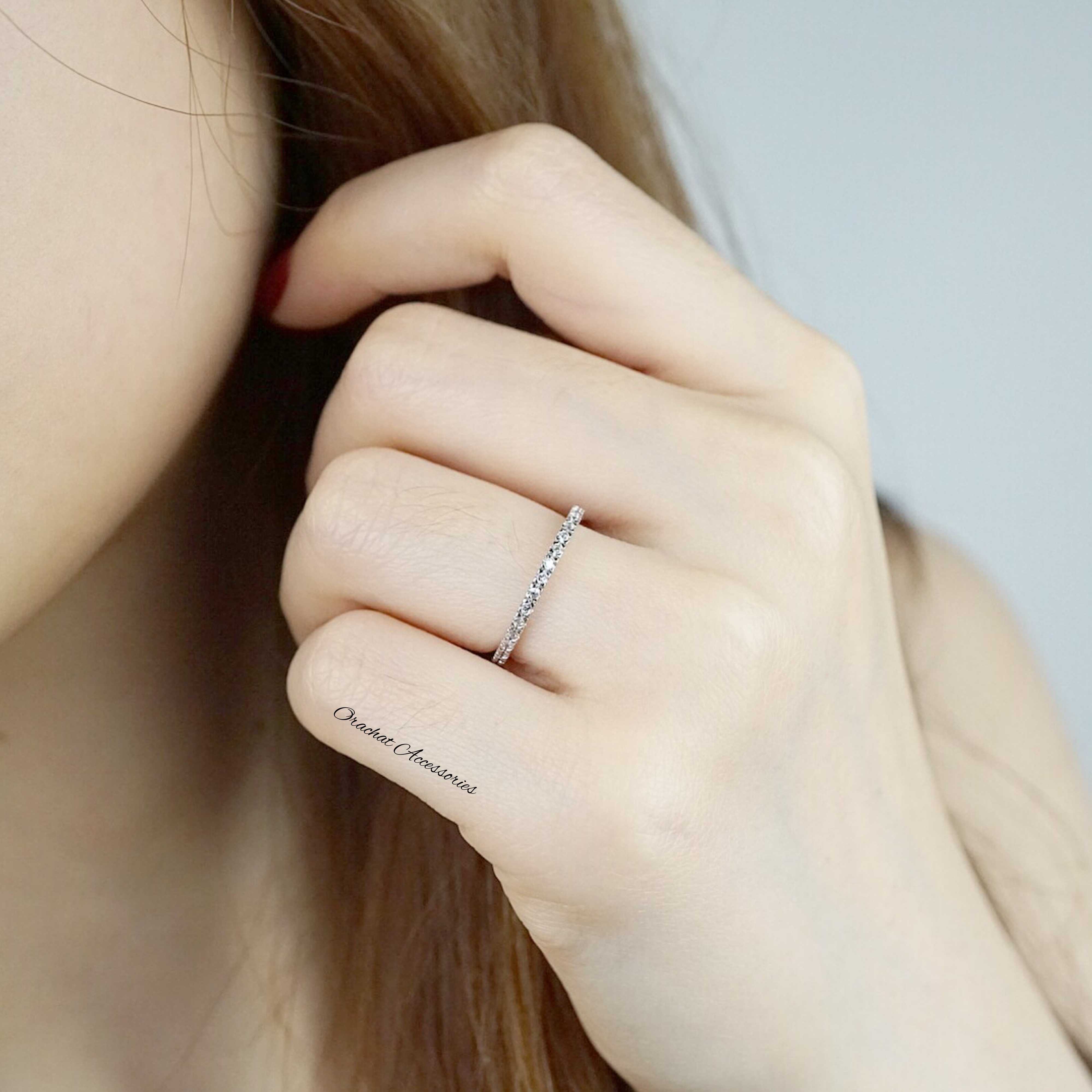 (ส่งฟรี!) Tiny sparkle ring. (แหวนแบบบาง งานชุบทองคำขาว เพชร CZ ล้อมทั้งวง)