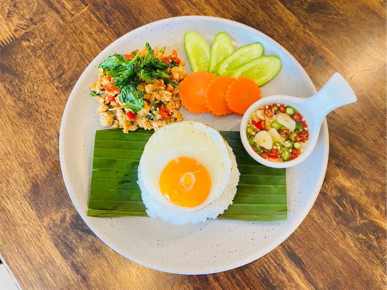 ผัดกะเพราไก่ + ไข่ดาว / Stir-Fried ​Thai holy basil Chicken with Fried Egg