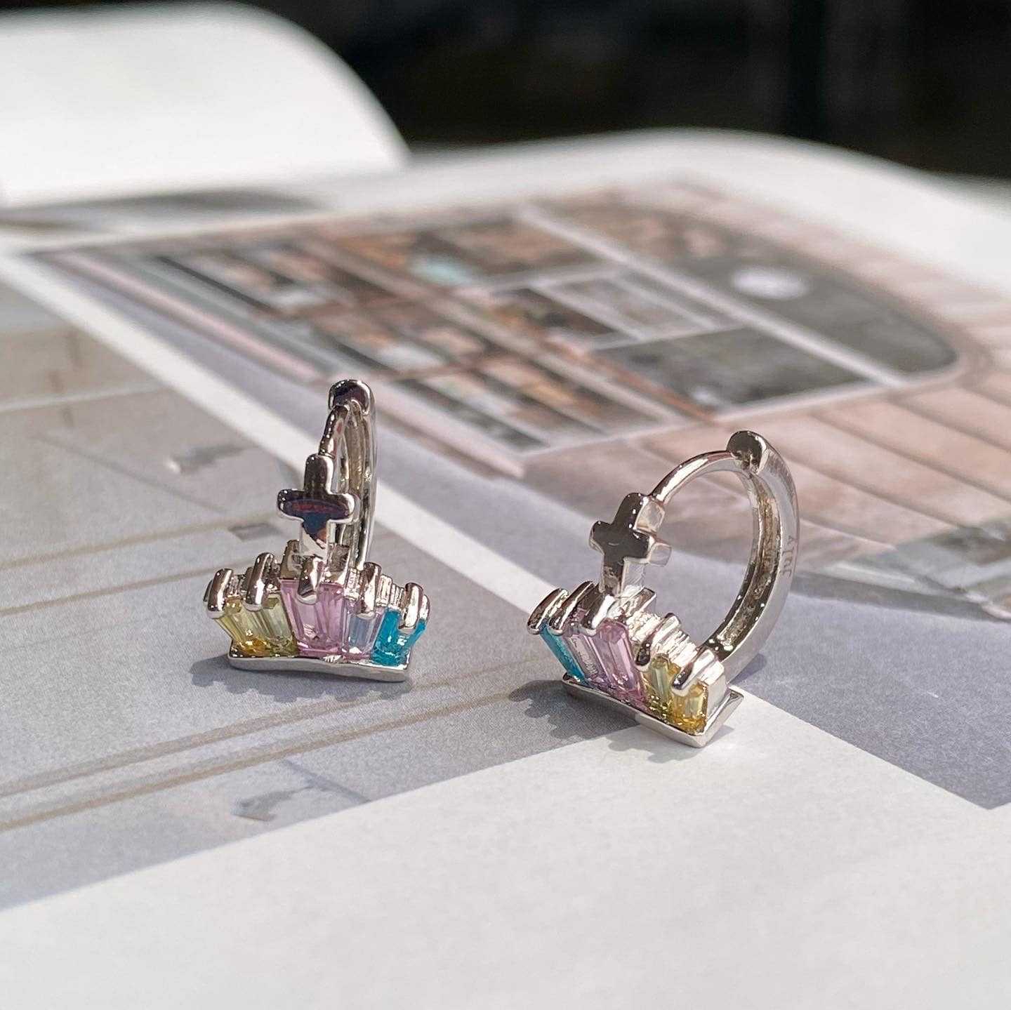 Julys - mini crown earrings