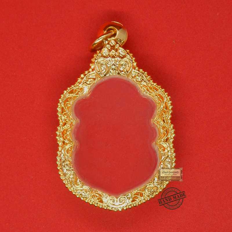 ตลับพระไมครอนใส่เหรียญเสมาใหญ่  ขนาด สูง 3.4 x กว้าง 2.5 ซม. งานหล่อฉลุแกะลายยกซุ้มหัวสิงห์