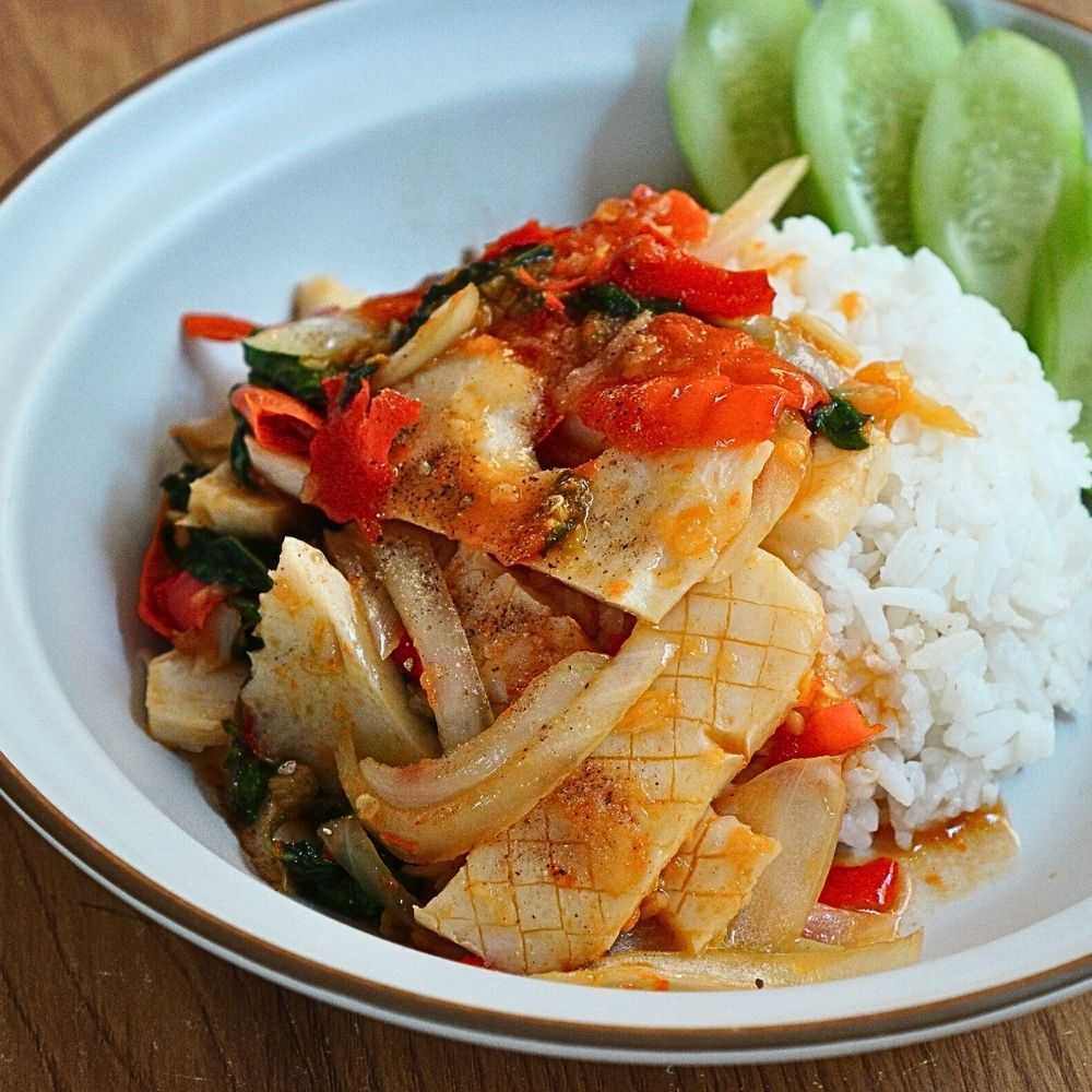 Thai Basil Squid with Rice กะเพราปลาหมึกราดข้าว