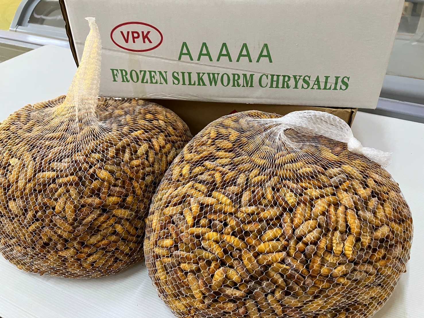 (ขายยกกล่อง) หนอนไหม 10kg/กล่อง(ส่ง 50+ 60 บาท/กิโลกรัม)