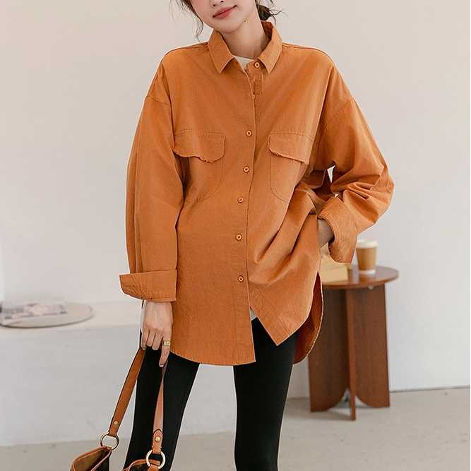 เชิ้ตทรง oversize โทนสีส้มแบบเรียบเก๋น่ารักมากๆหยิบใส่ได้ตลอด ผ้านิ่มนุ่มใส่สบายมากๆ
