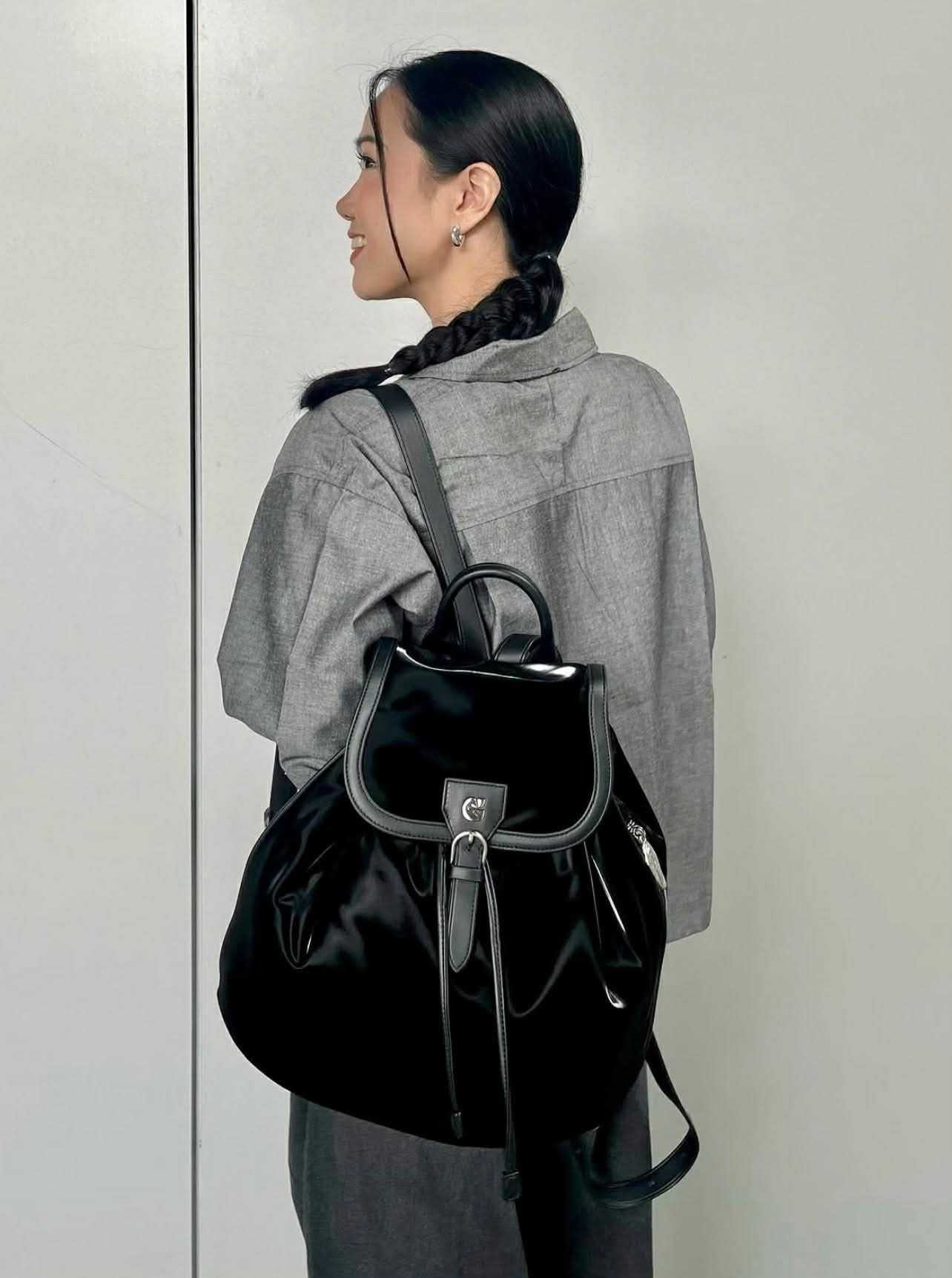 Carlyn LAV Backpack  กระเป๋าสะพายหลัง เป้หนัง สีดำ สีเทา