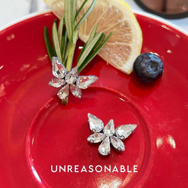 ต่างหู สีแดง ต่างหูคลิป ต่างหูก้านเงินแท้ น้ำหนักเบา สวยใส่สบาย UA0784-01 Unreasonable Accessories