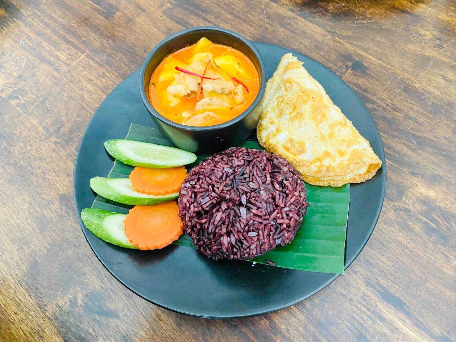 ข้าวแกงสับปะรดอกไก่+ไข่เจียว/Berry rice with Pineapple curry with chicken + Omelet