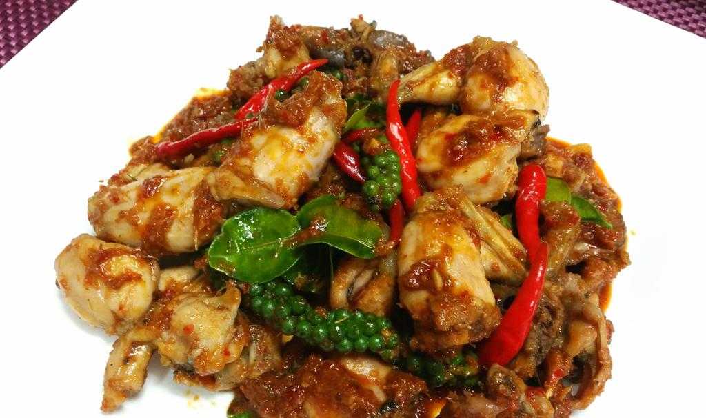 ผัดเผ็ดกบ-นก  Stir-fried spicy frog/bird