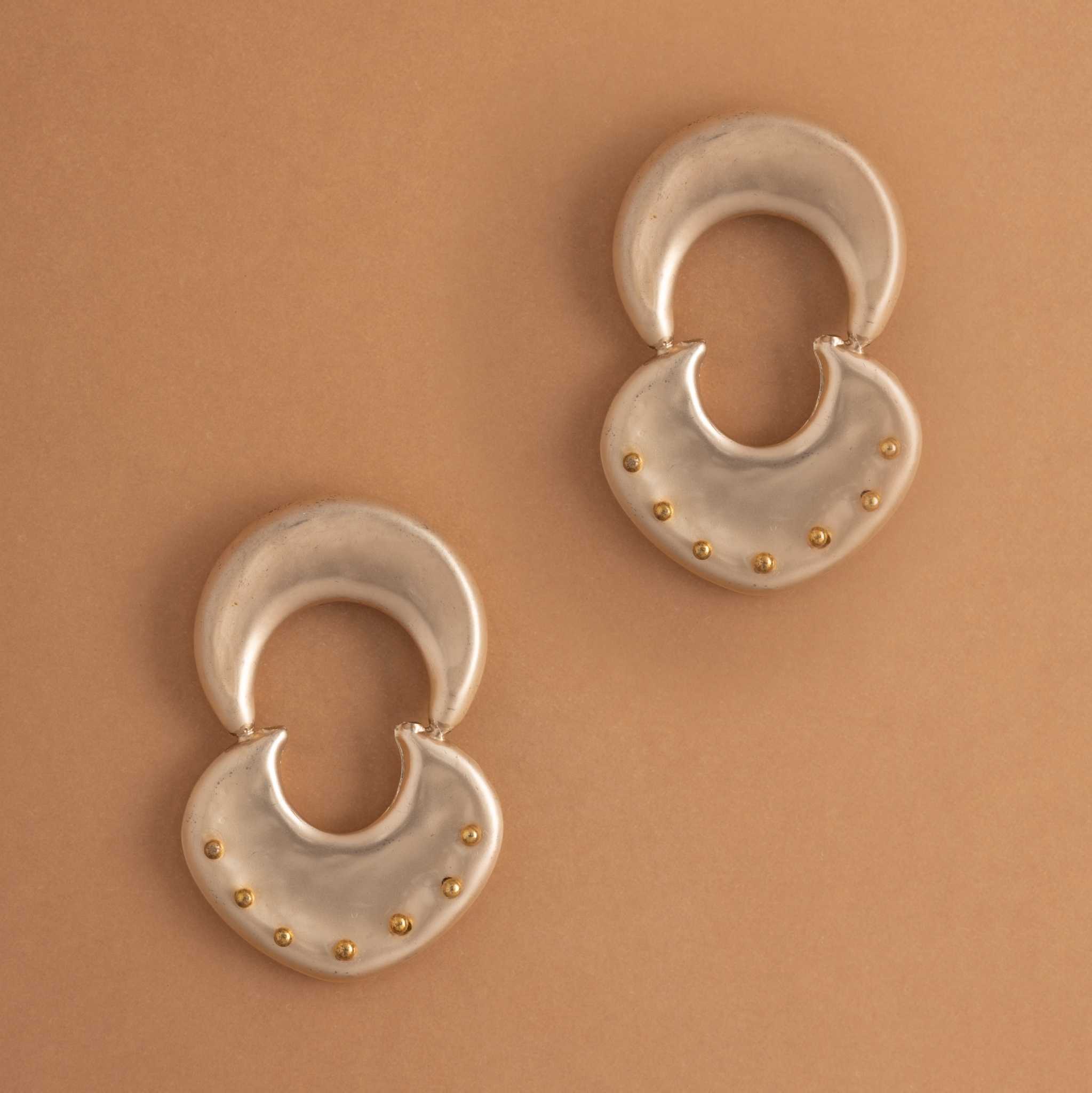 HAMMERED GOLD CURVE EARRINGS