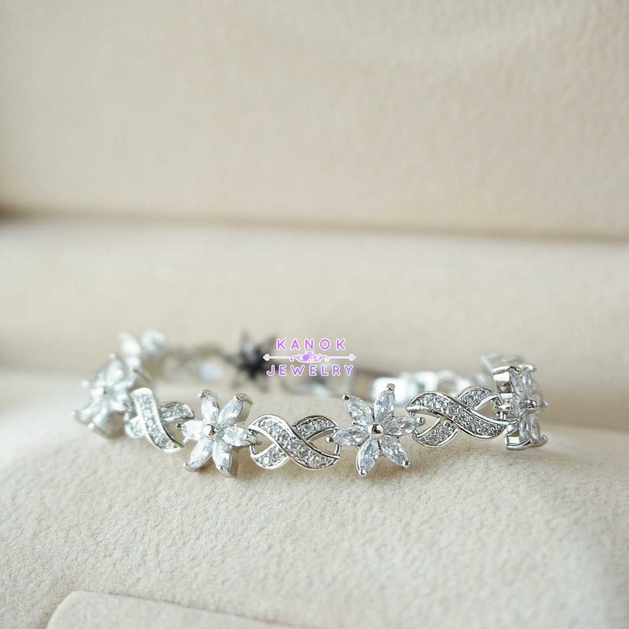 Kanok Jewelry /สร้อยข้อมือประดับเพชรสังเคราะห์ CZ  / จัดส่งฟรี EMS /B034