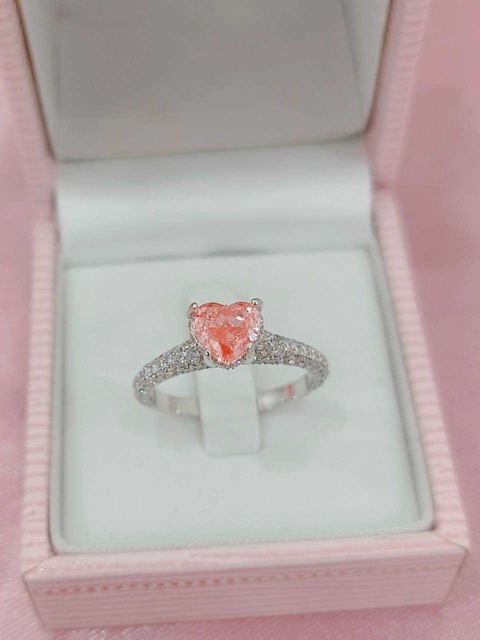 แหวนเพชรแท้จากแล็ป 1.96 กะรัต เพชรยอด 1.06 กะรัต fancy vivid pink
