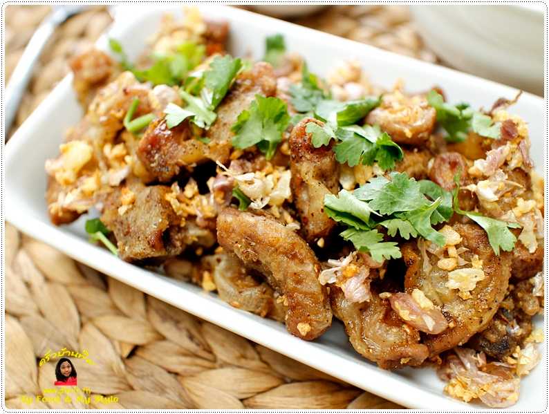 ไส้อ่อนชุบแป้งทอด  Fried pig intestine with garlic