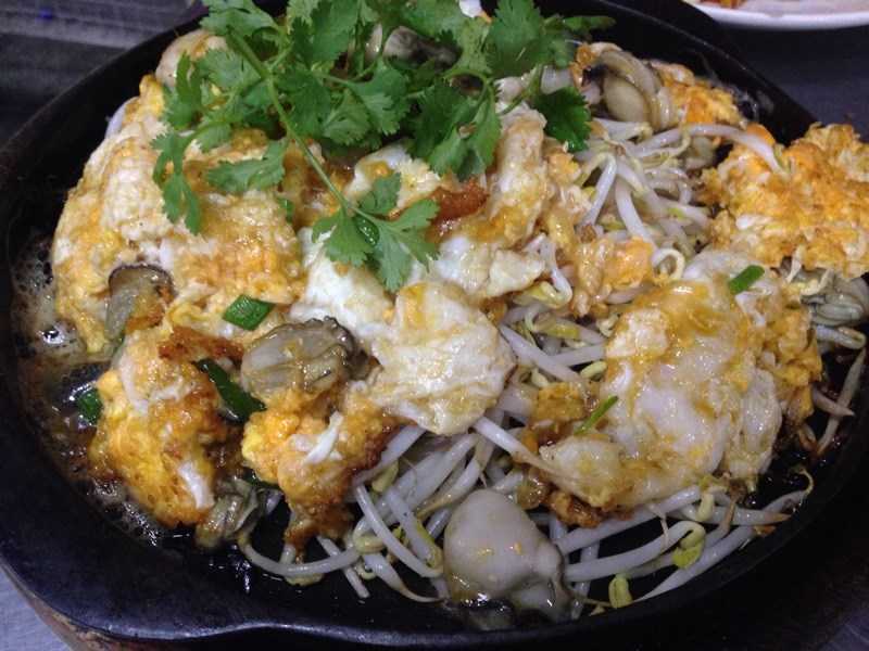 ออส่วนกระทะร้อน  Sizzling oyster omelet