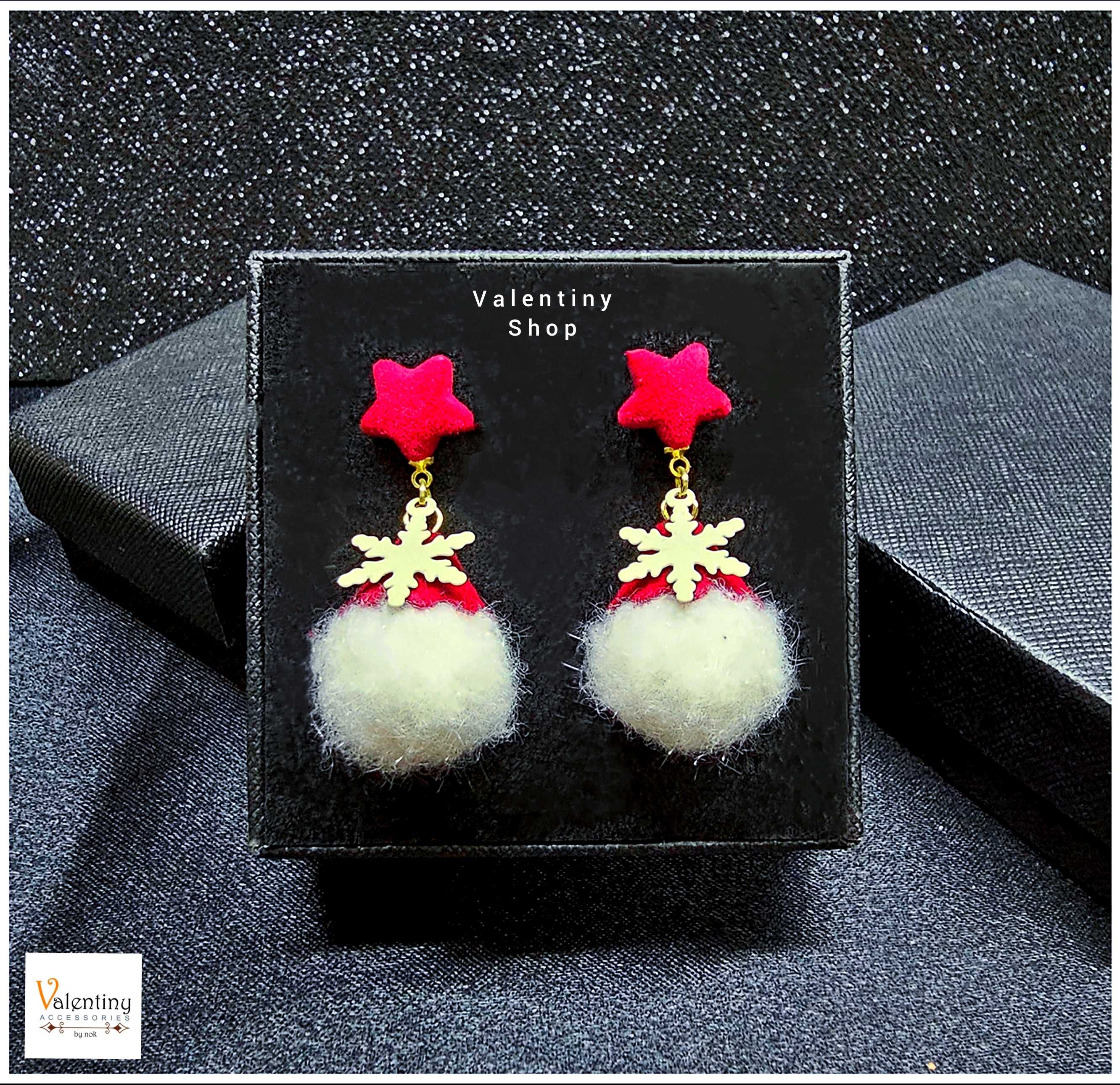 ERN098 ต่างหู คอลเล็กชั่นคริสต์มาส ดาวสีแดงห้อยงทรงคล้ายหมวกซานตาสีแดงติดปลายด้วยผ้าขนสีขาวตรงกลางห้