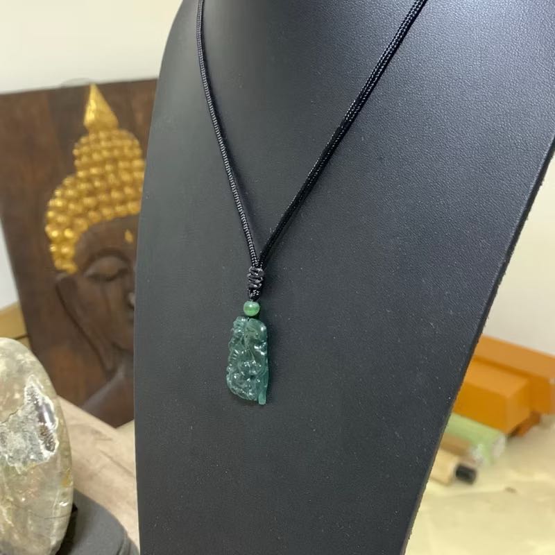 จี้หยกกัวเตมาลา (Jadeite / Omphacite Type A) เนื้อน้ำแข็ง สีเขียวเข้ม แกะสลักรูปนักบวช พร้อมสร้อยคอ
