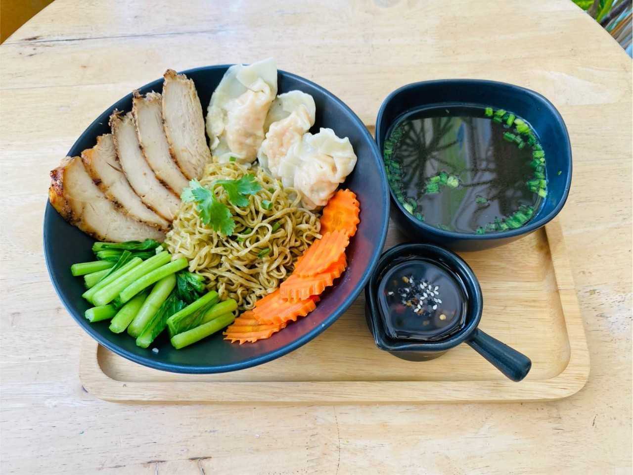 บะหมี่่่ผัก เกี๊ยว อกไก่ ซอสซีอิ๊วหวาน / vegetable Noodles with sweet soy sauce