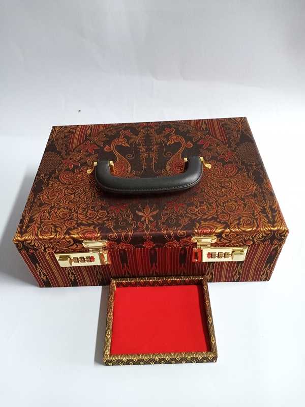 กล่องเก็บพระเครื่อง3ชั้น54ช่องกุญแจรหัส ลายไทย นกยูง ขนาดช่อง 4.5x6.5x2 cm