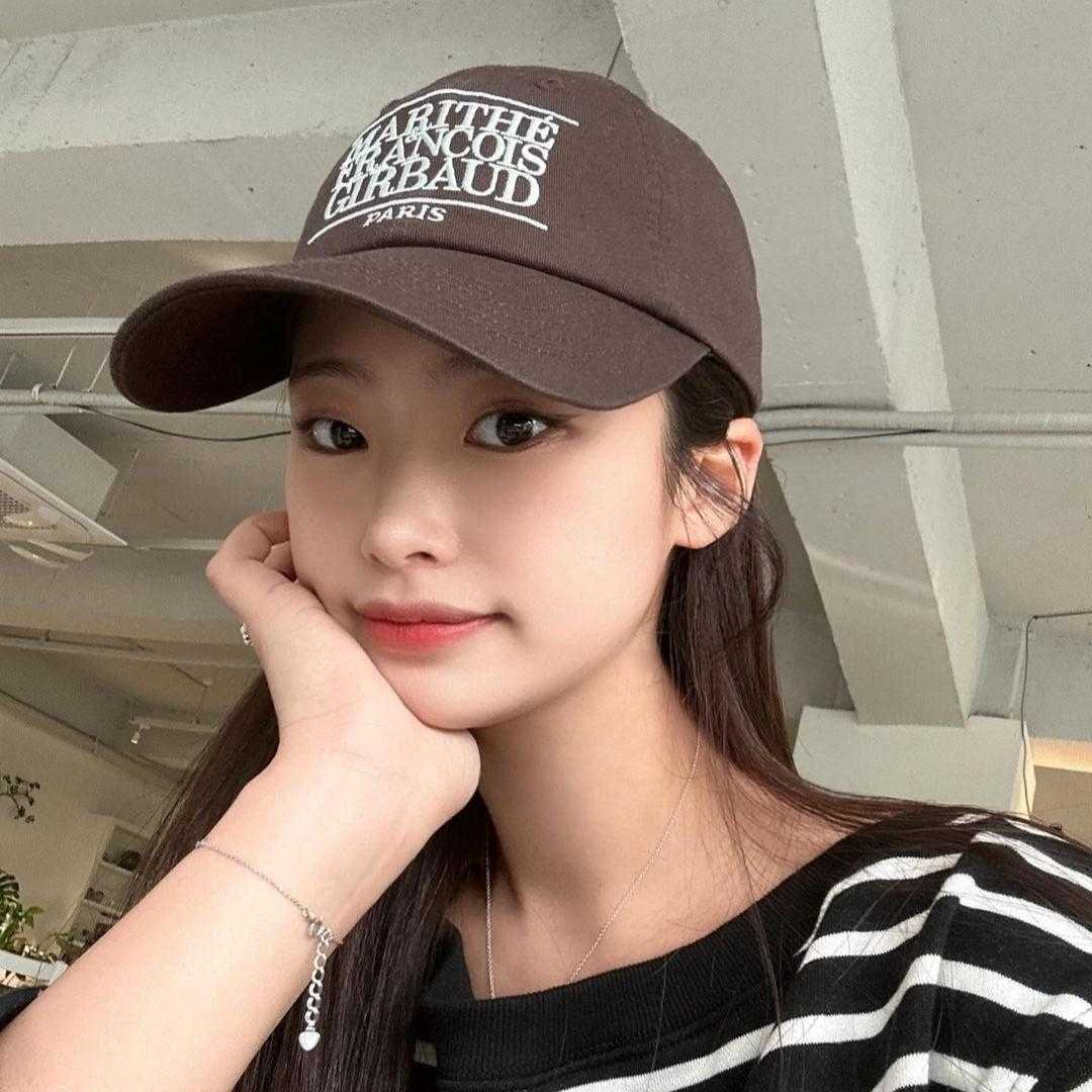 Marithe Classic Logo Cap  หมวกแก๊ปรุ่นคลาสสิค สีดำ สีเบจ สีน้ำตาล สีกรม สีขาว สีครีม สีชมพู สีแดง