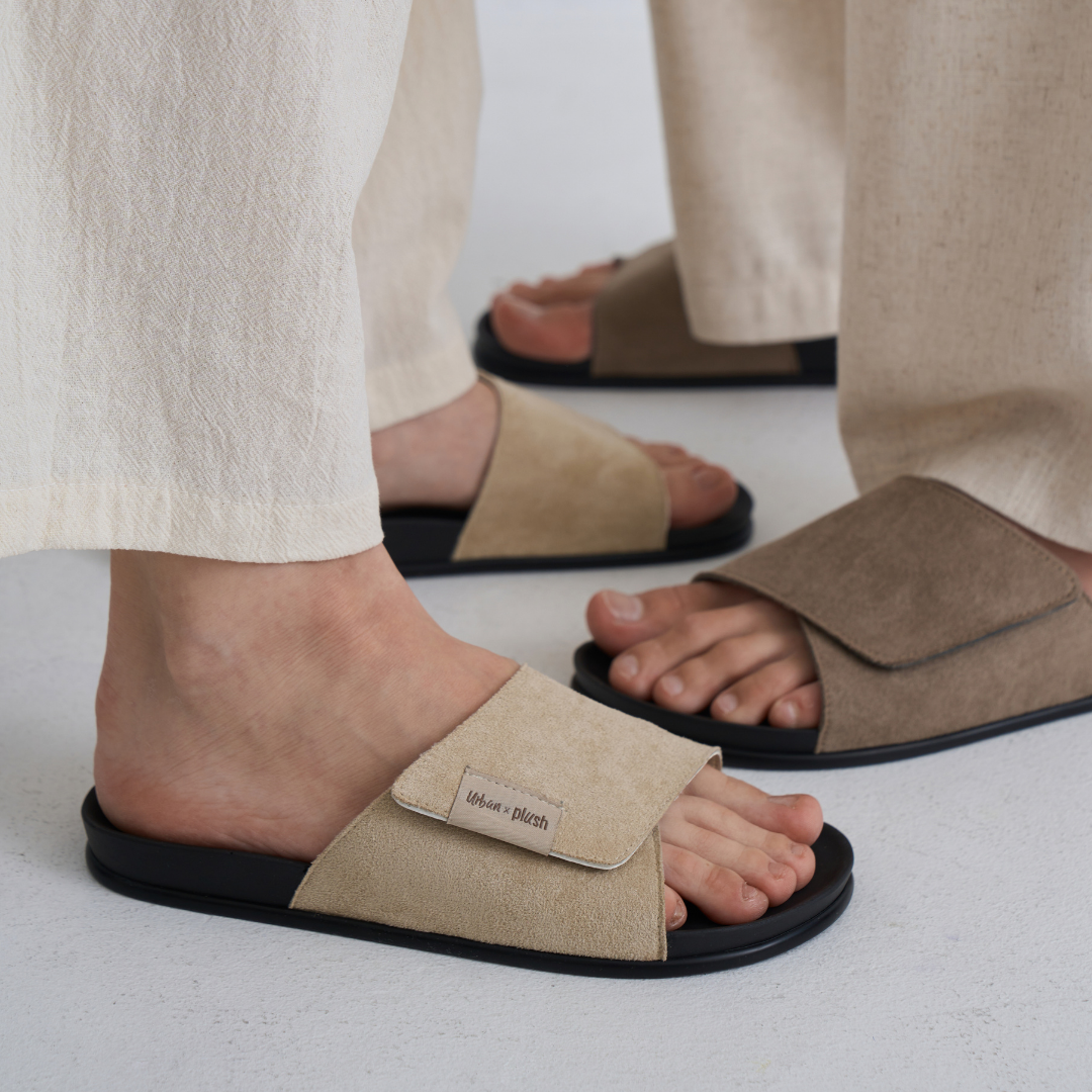 Plush Studios X Urban Trooper [Unisex] Soft Flat รองเท้าแตะชาย หญิง มินิมอล นุ่ม สบาย ใส่ได้ทุกวัน