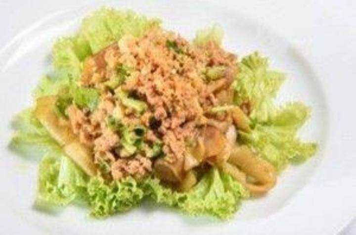ก๋วยเตี๋ยวหมูสับ  Flat Rice Noodle stir fry in Curry Sauce with Minced pork