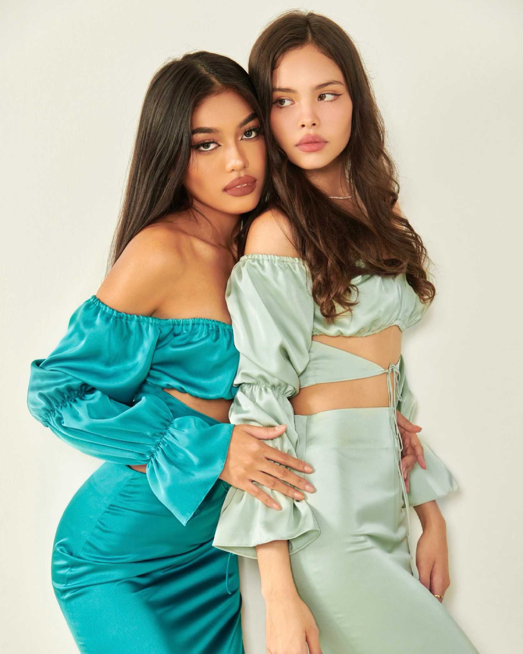 CURVF Nola Satin Top เสื้อซาติน แขนยาว เปิดไหล่