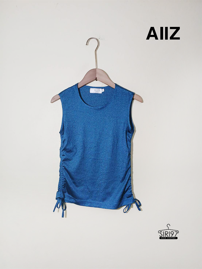 เสื้อกล้าม AIIZ ดีไซน์เชือกด้านข้างทั้ง 2 ข้าง ผ้ายืด สีฟ้าน้ำเงินเงา สภาพ 90%