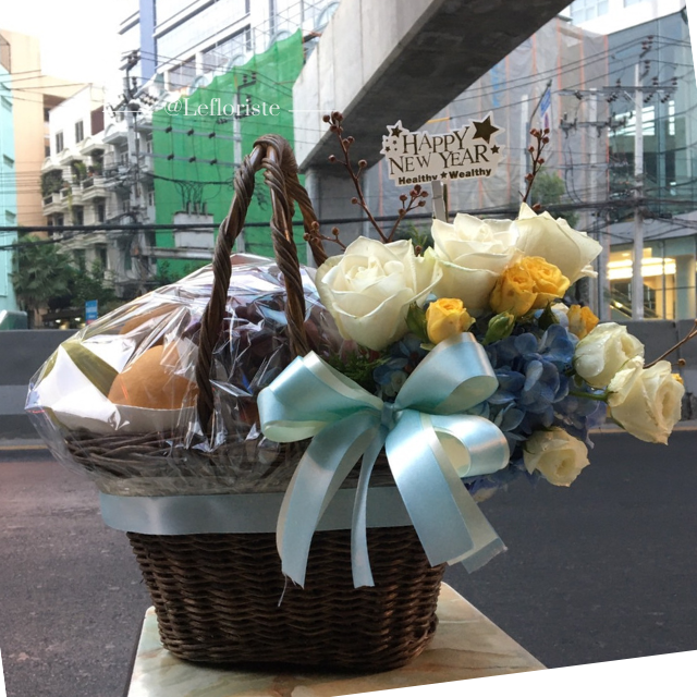 กระเช้าผลไม้ ของขวัญ Elegant Grace 15