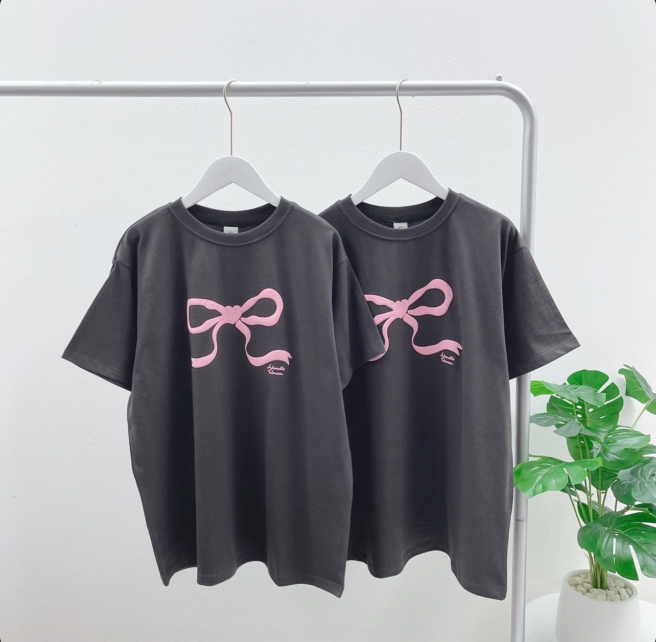 Ronron Ribbon T-Shirt (charcoal/ Pink)
