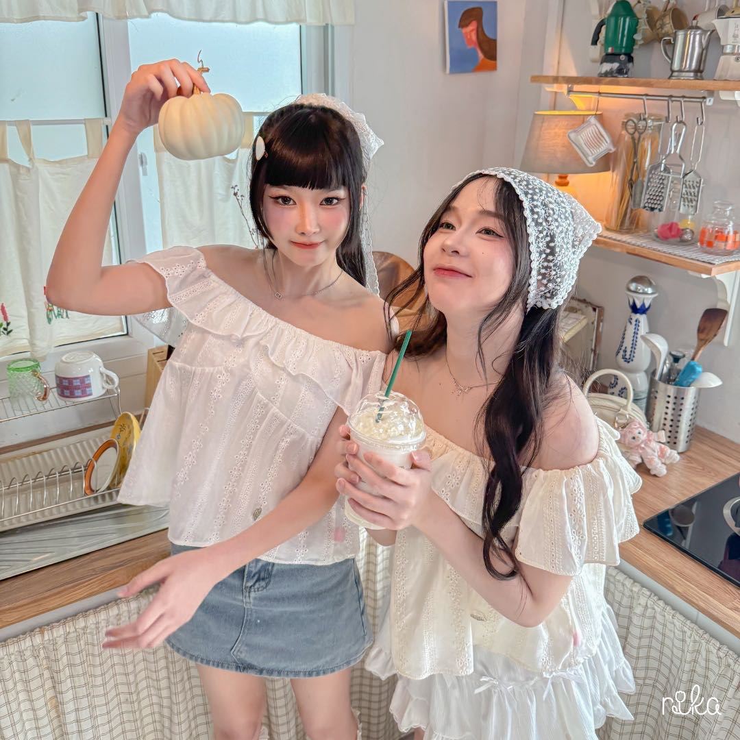 RIKA น้องคาร์มีเลีย ปาดไหล่ระบายผ้าลูกไม้