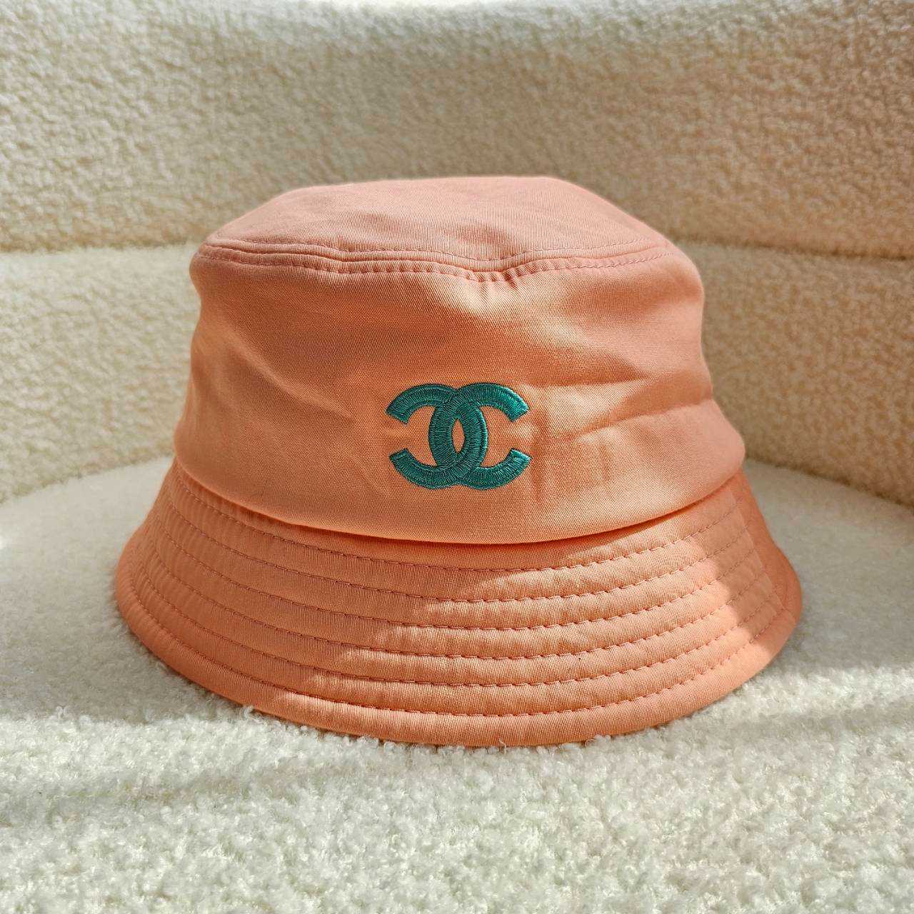 Unused หมวกทรงบักเกต แบรนด์ Chanel Hat Bucket Coral Peach with Green CC Size M สีส้มพีช